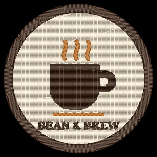 Das Café-Logo als Stickerei auf weißem Stoff: Füllstiche mit Rand und Schrift im Satinstich