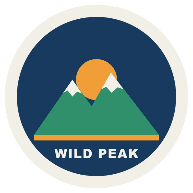 Ein rundes Abzeichen-Logo mit Bergen, einer Sonne und dem Schriftzug Wild Peak